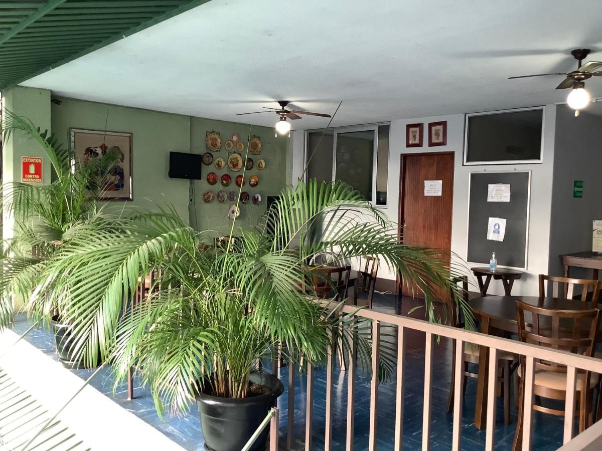 Hotel Dona Carmen Retalhuleu Extérieur photo